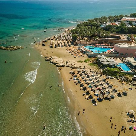 Manos Beachside Apartments Agia Marina Esterno foto