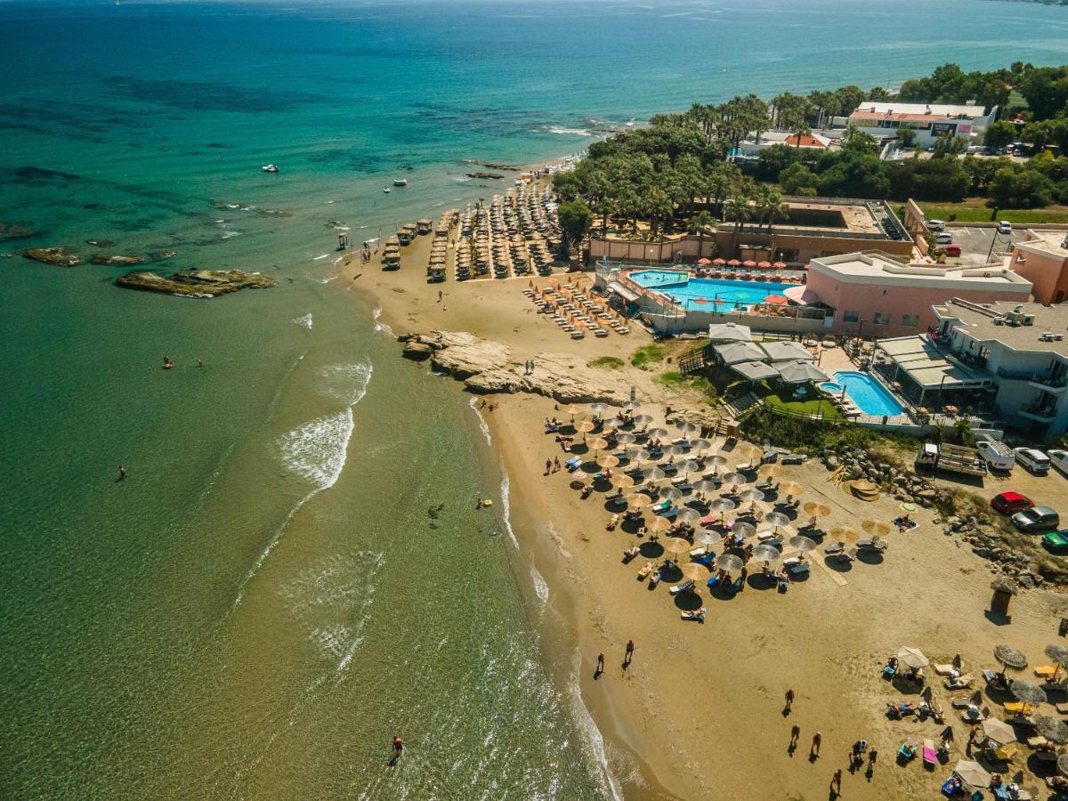 Manos Beachside Apartments Agia Marina Esterno foto