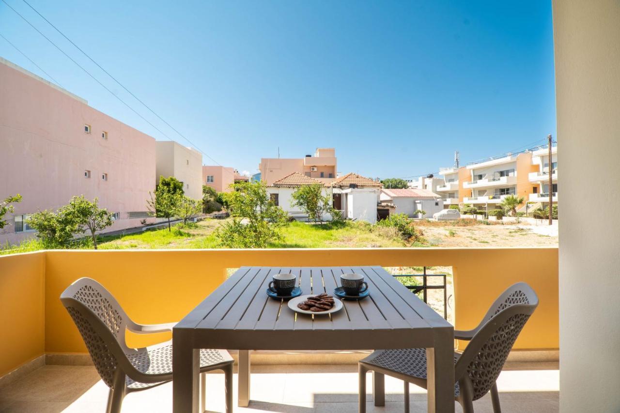 Manos Beachside Apartments Agia Marina Esterno foto