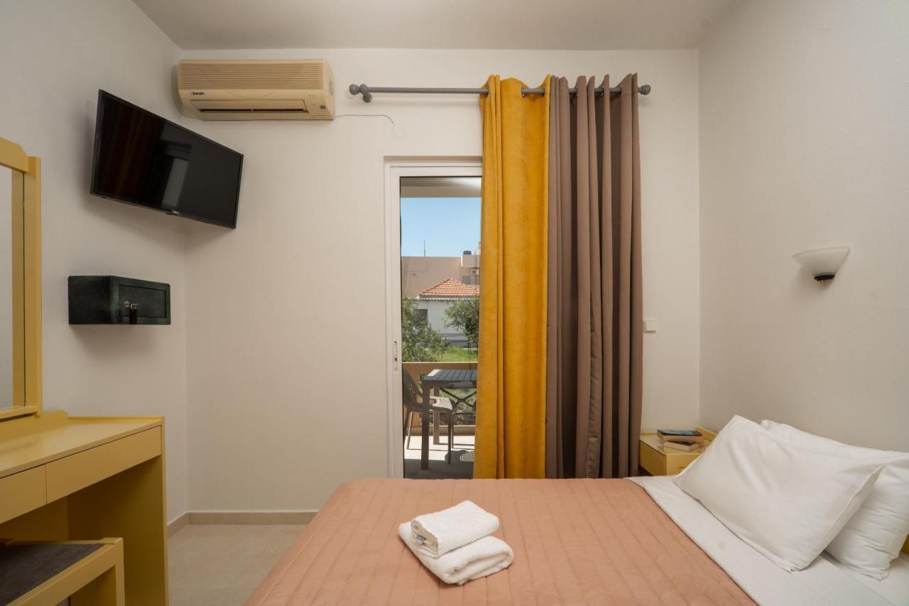 Manos Beachside Apartments Agia Marina Esterno foto