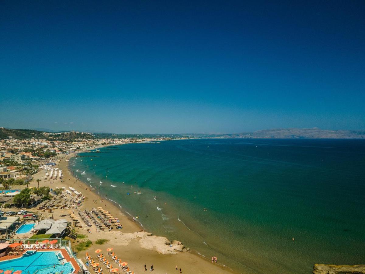 Manos Beachside Apartments Agia Marina Esterno foto