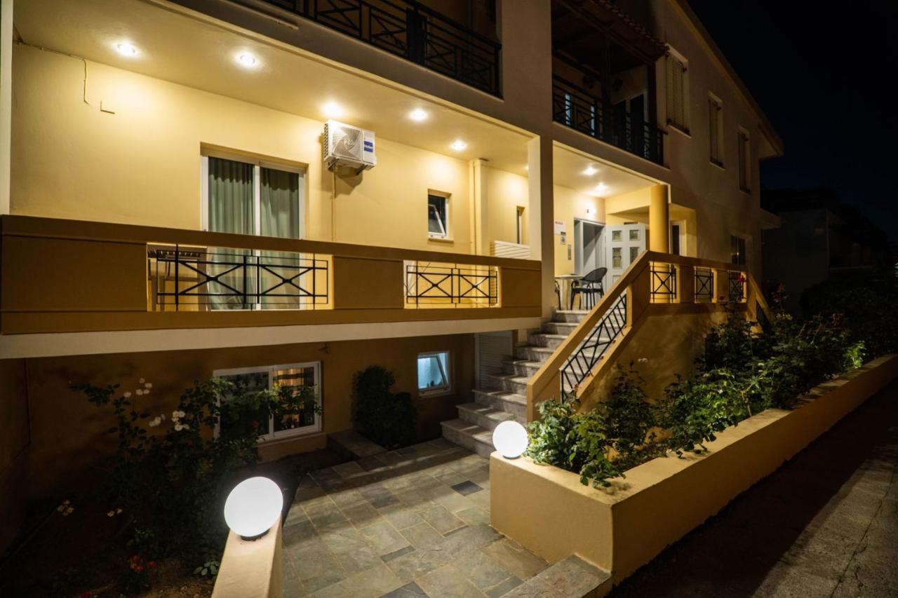 Manos Beachside Apartments Agia Marina Esterno foto