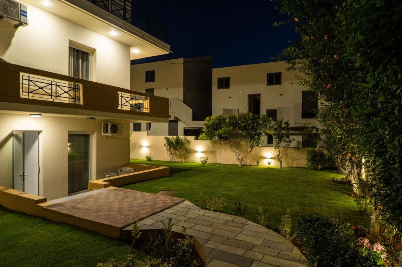Manos Beachside Apartments Agia Marina Esterno foto