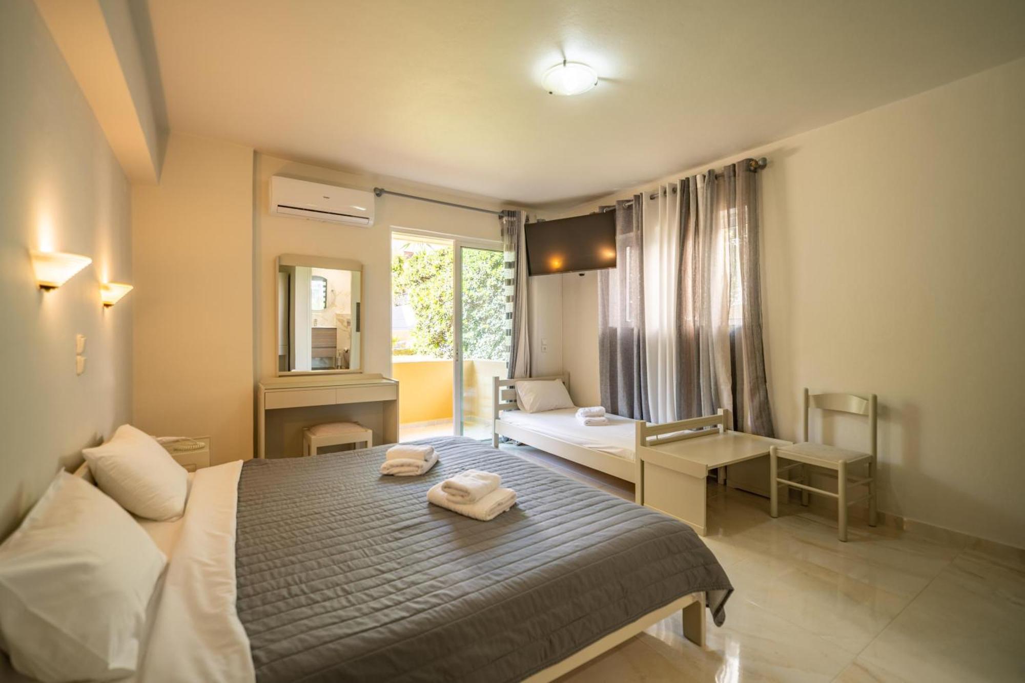 Manos Beachside Apartments Agia Marina Esterno foto