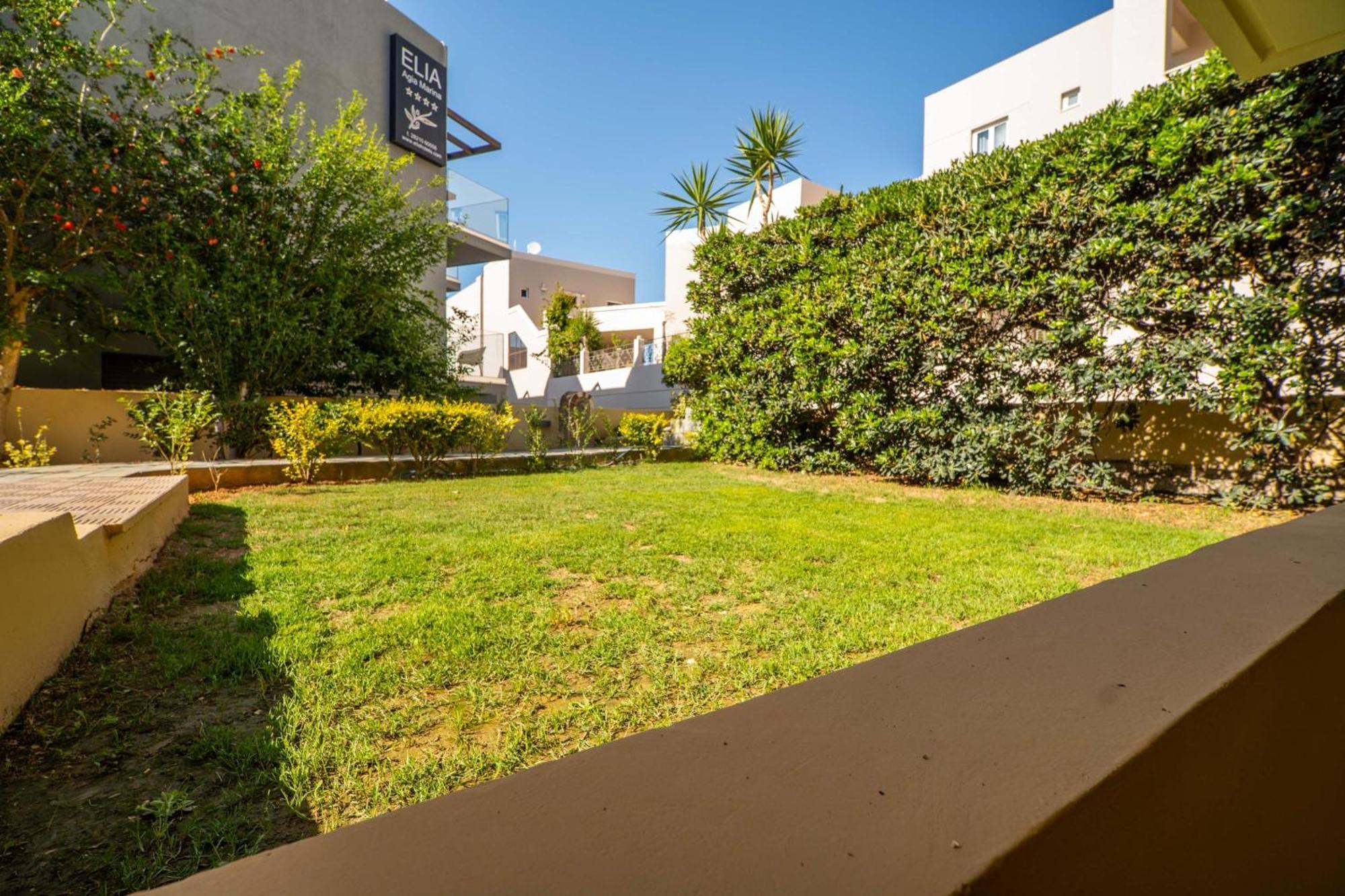 Manos Beachside Apartments Agia Marina Esterno foto