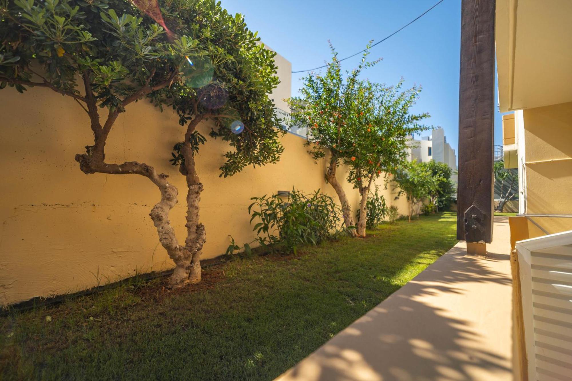 Manos Beachside Apartments Agia Marina Esterno foto