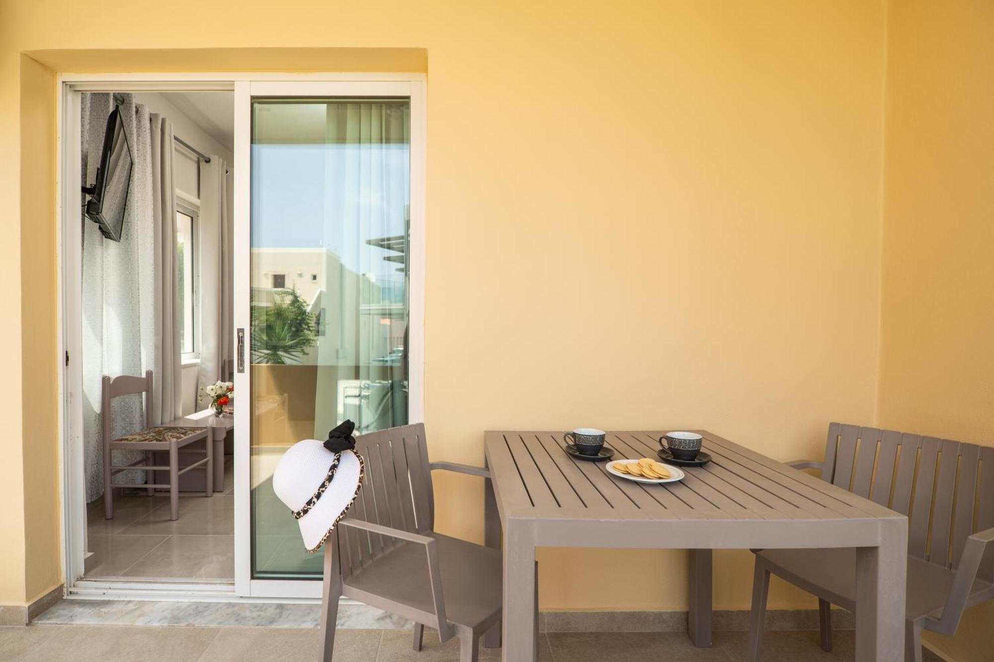 Manos Beachside Apartments Agia Marina Camera foto