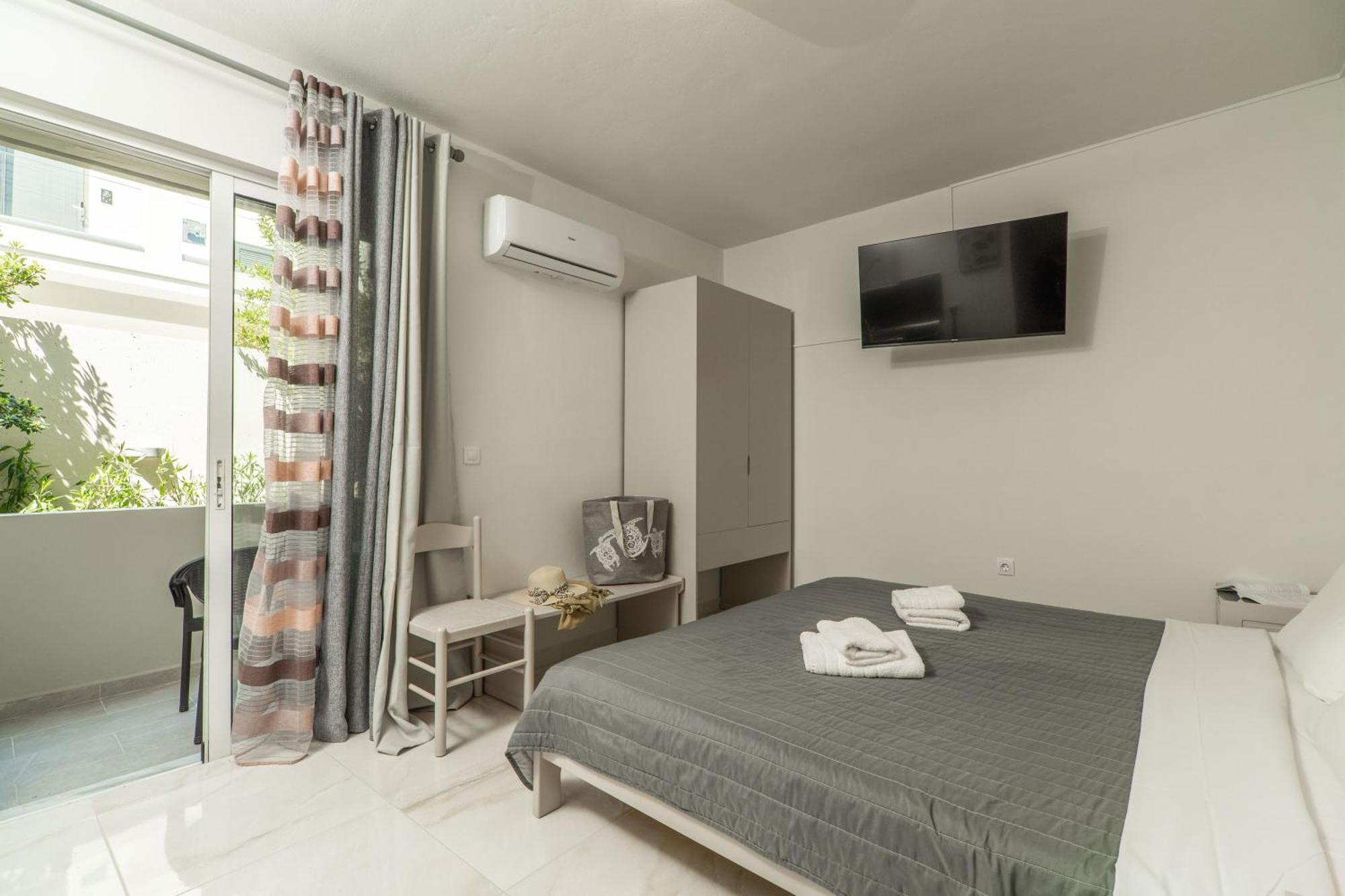 Manos Beachside Apartments Agia Marina Esterno foto
