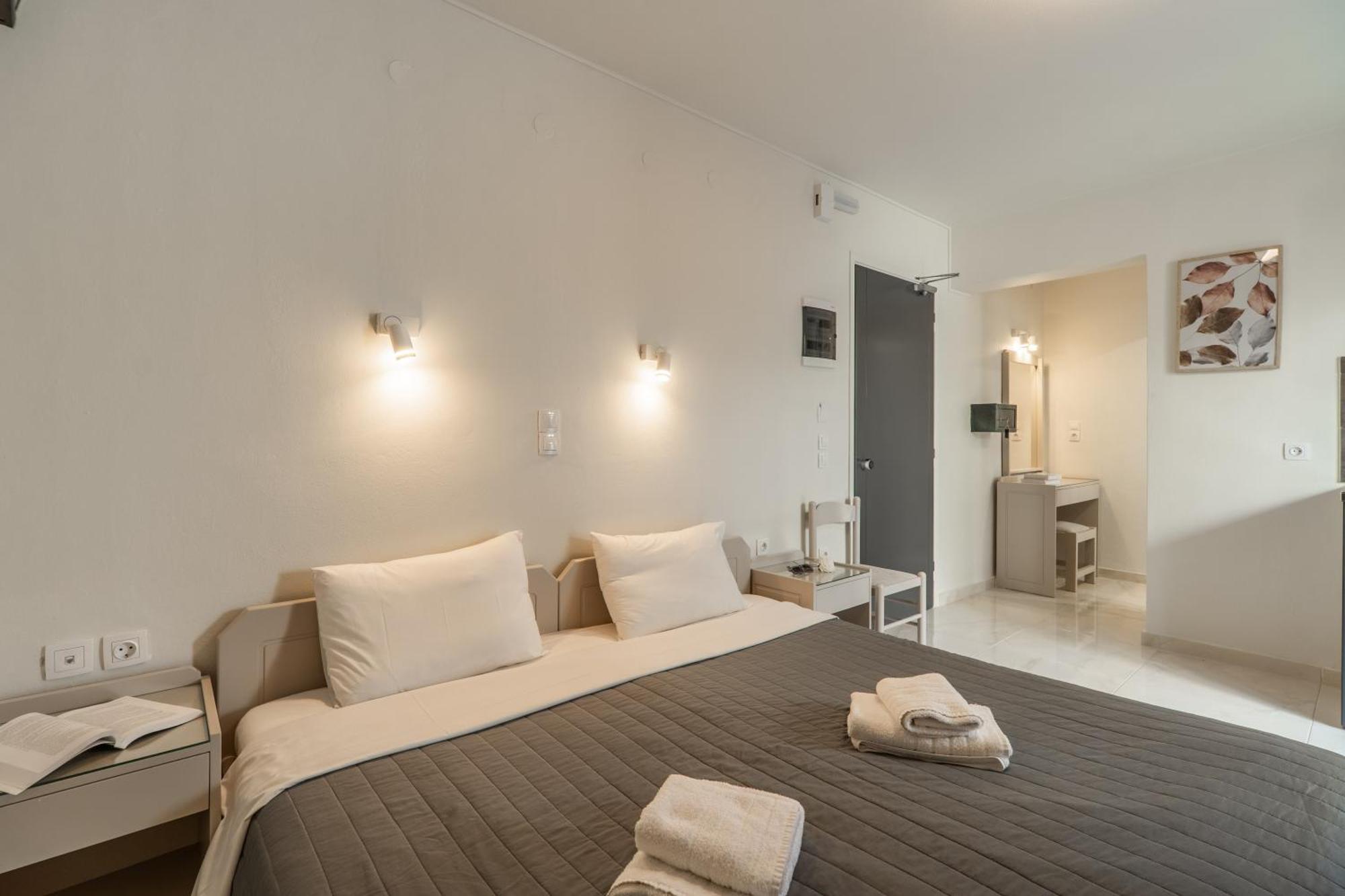 Manos Beachside Apartments Agia Marina Esterno foto