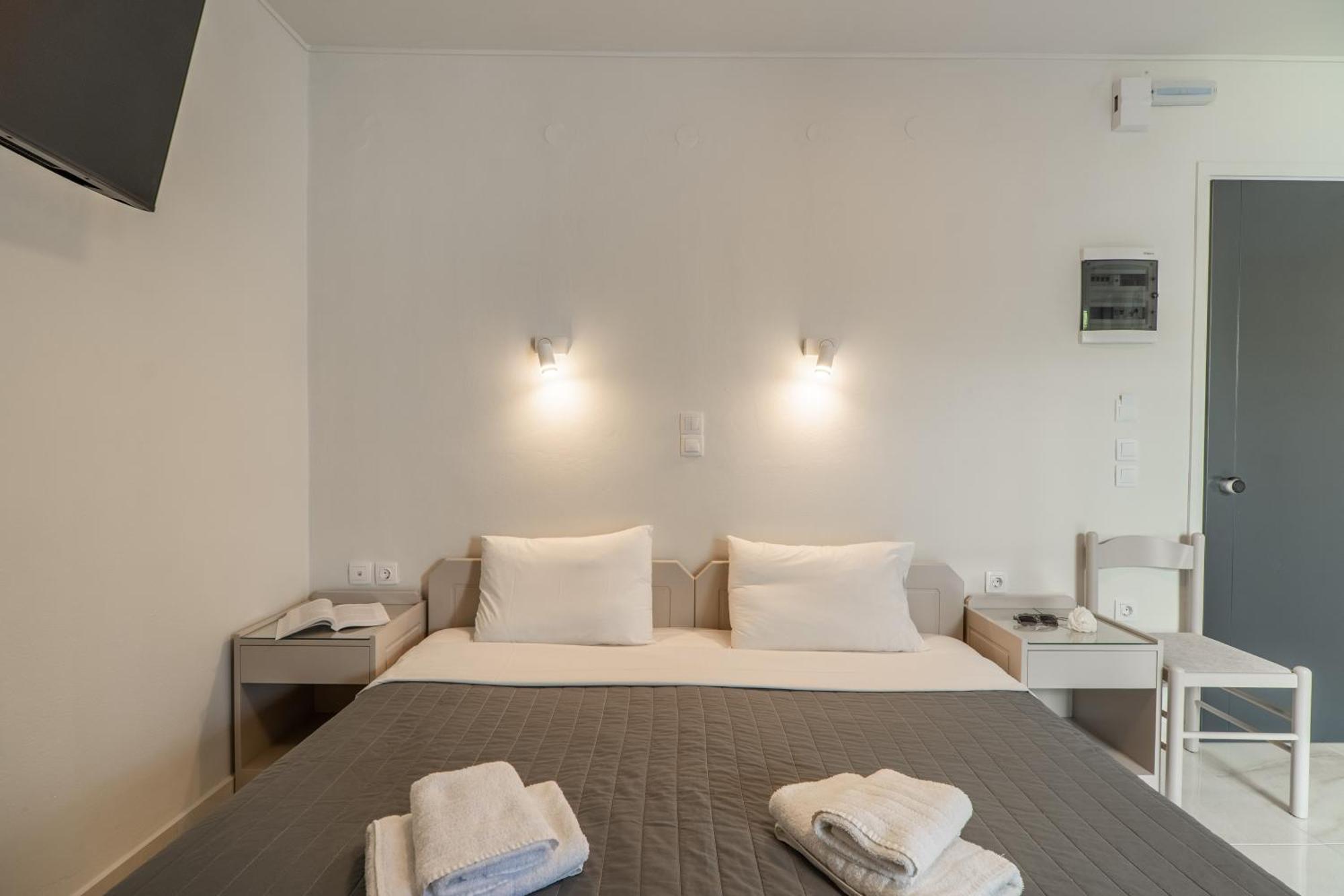 Manos Beachside Apartments Agia Marina Camera foto