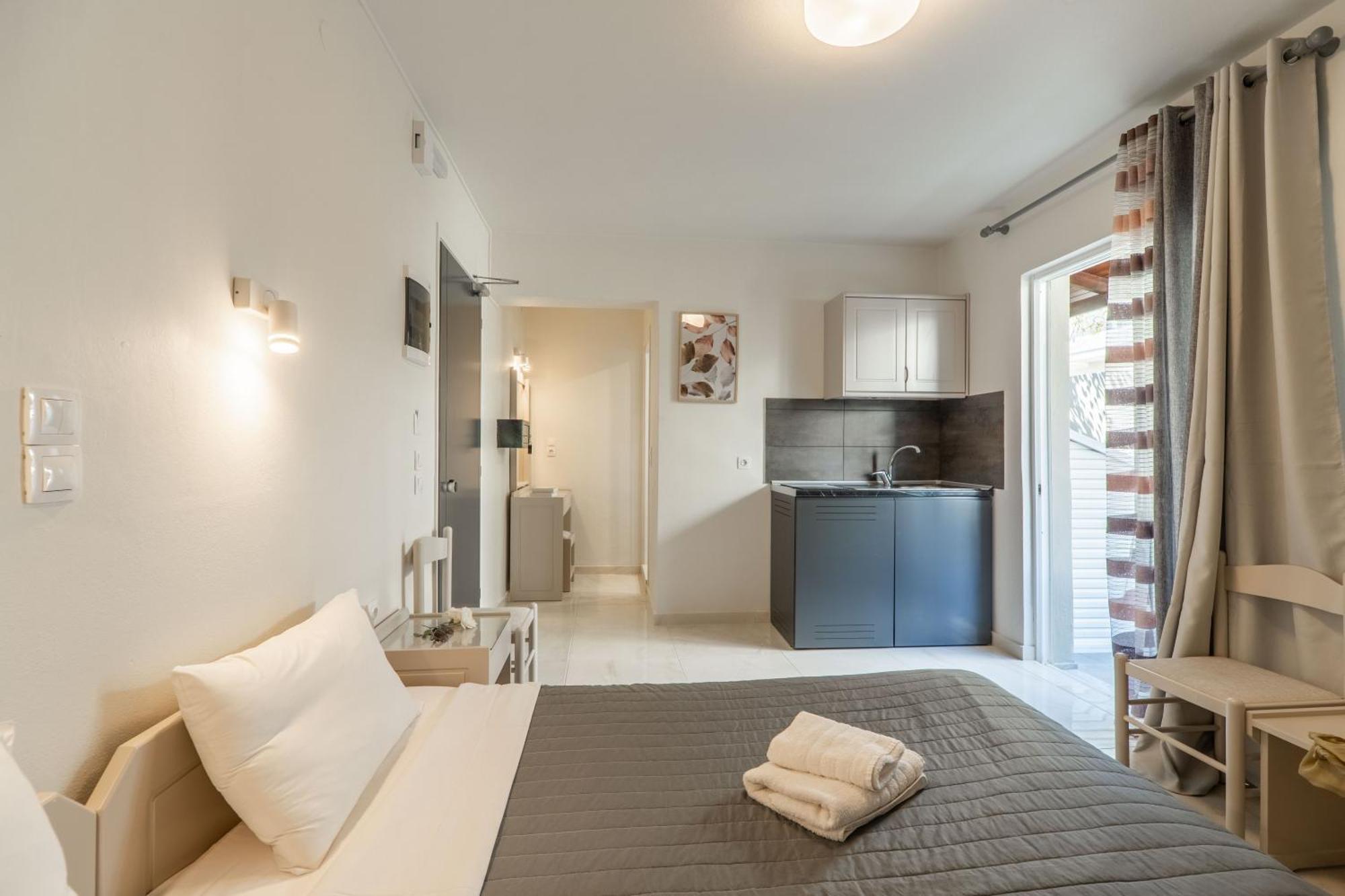 Manos Beachside Apartments Agia Marina Esterno foto