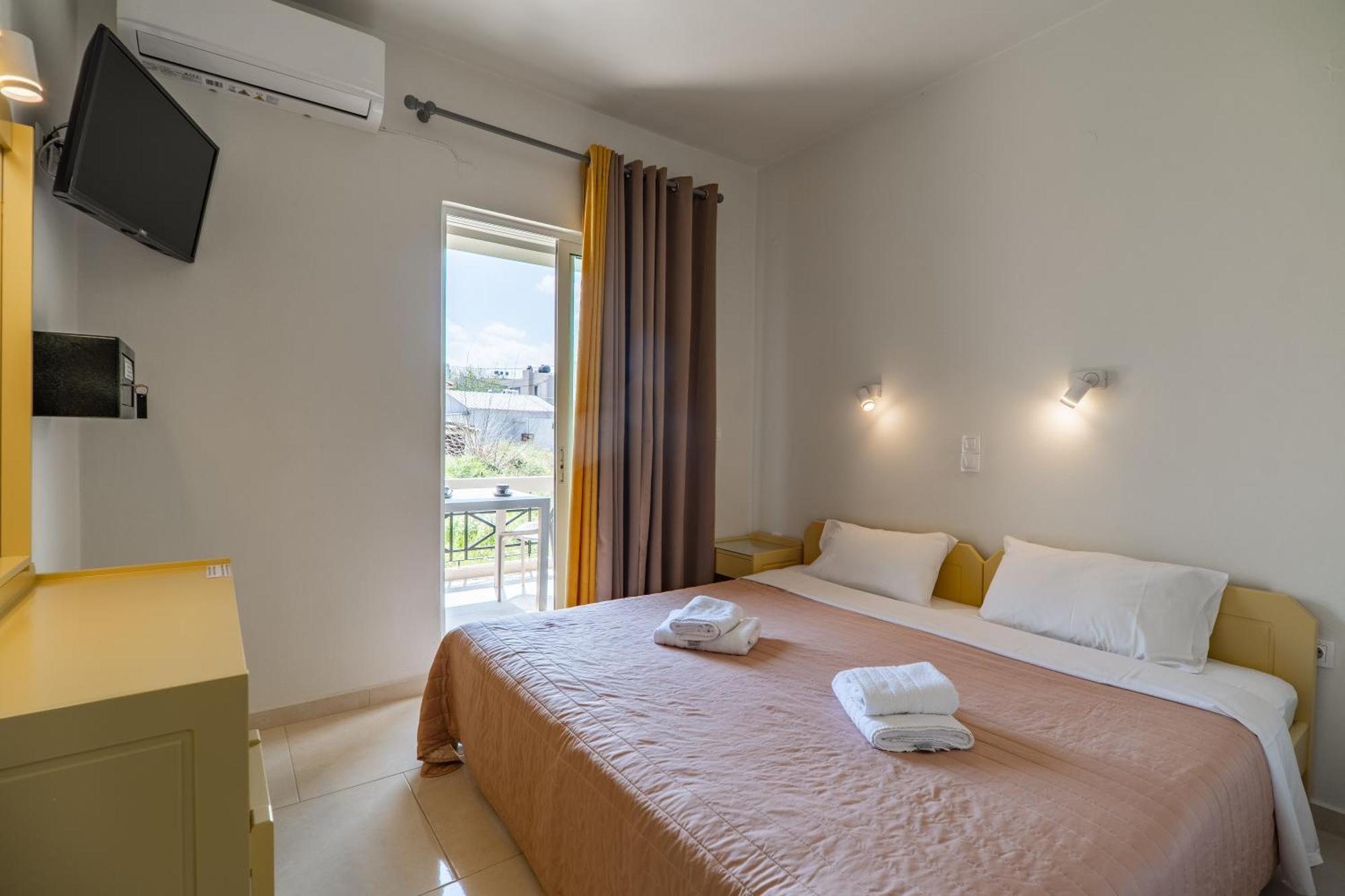 Manos Beachside Apartments Agia Marina Esterno foto