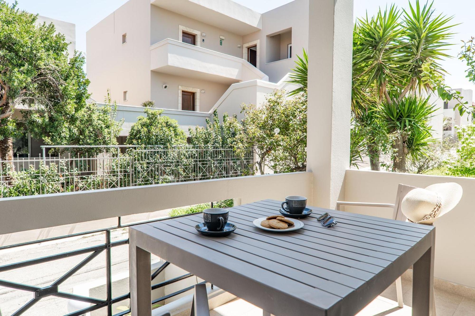 Manos Beachside Apartments Agia Marina Camera foto