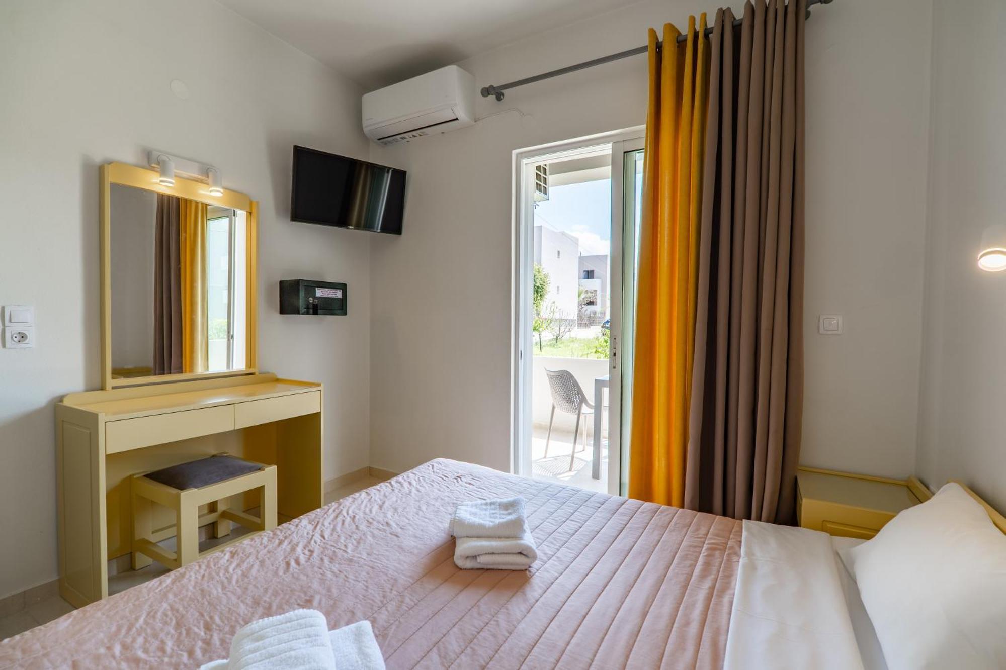 Manos Beachside Apartments Agia Marina Esterno foto