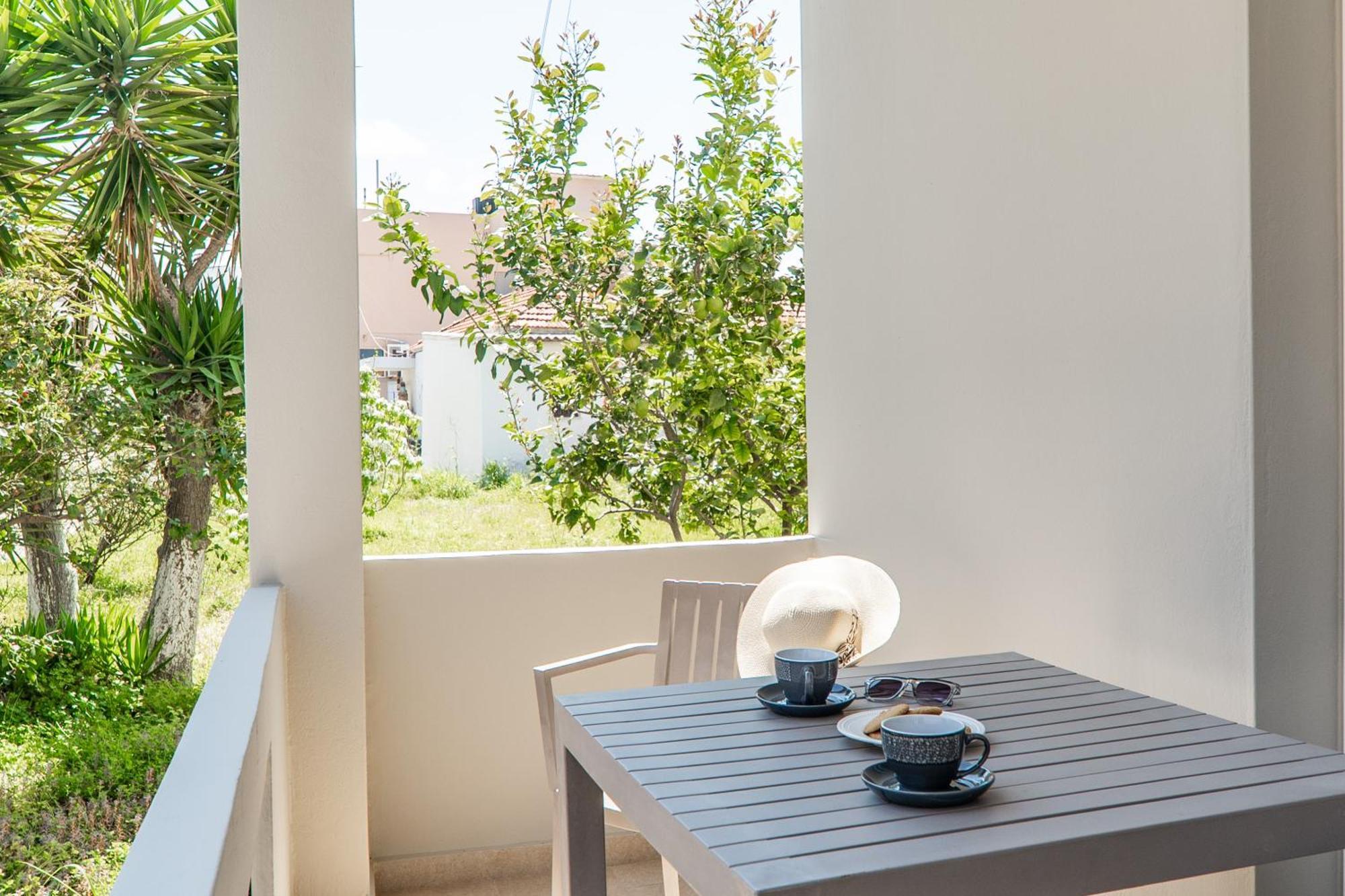 Manos Beachside Apartments Agia Marina Esterno foto