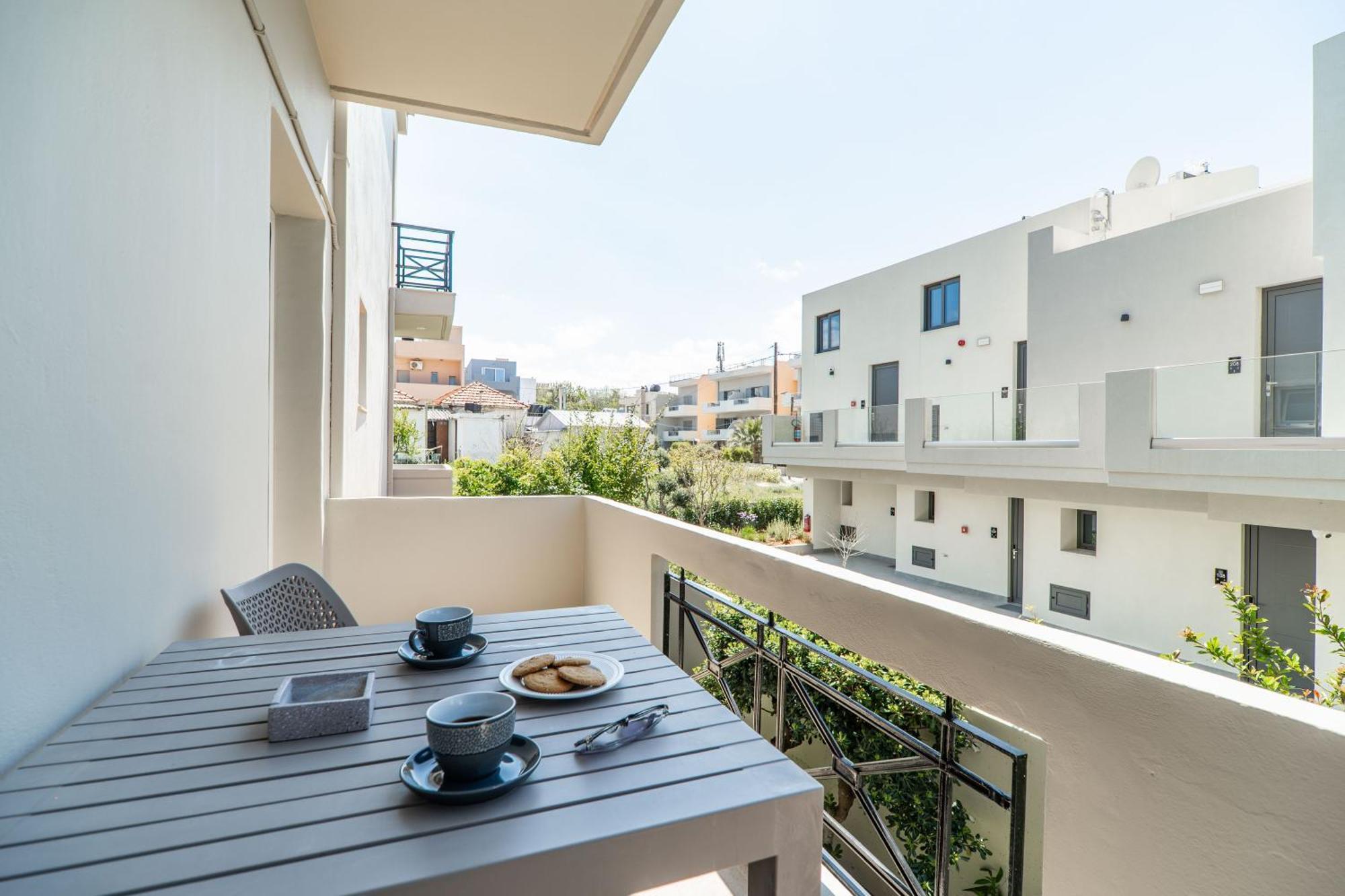 Manos Beachside Apartments Agia Marina Esterno foto