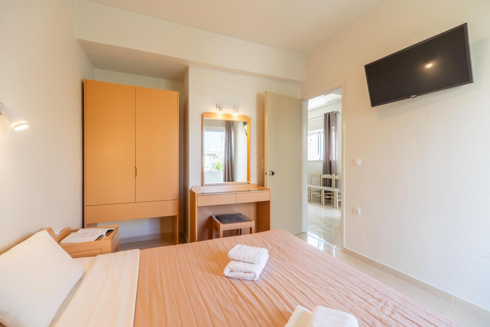Manos Beachside Apartments Agia Marina Esterno foto