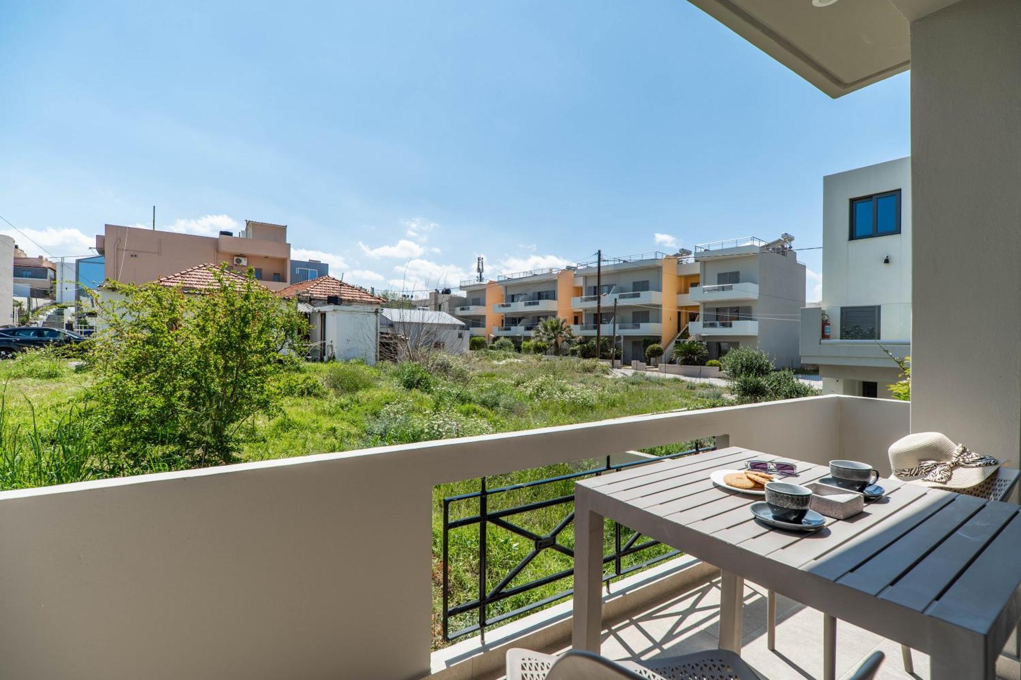 Manos Beachside Apartments Agia Marina Esterno foto