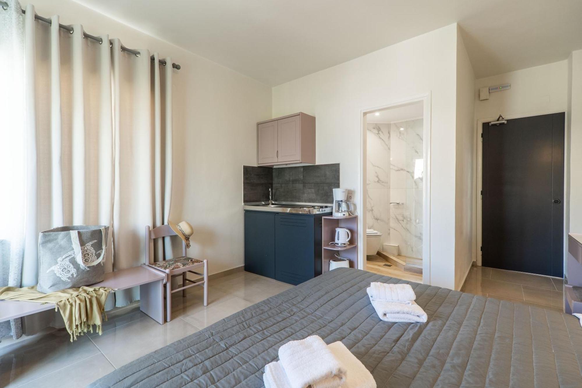 Manos Beachside Apartments Agia Marina Esterno foto