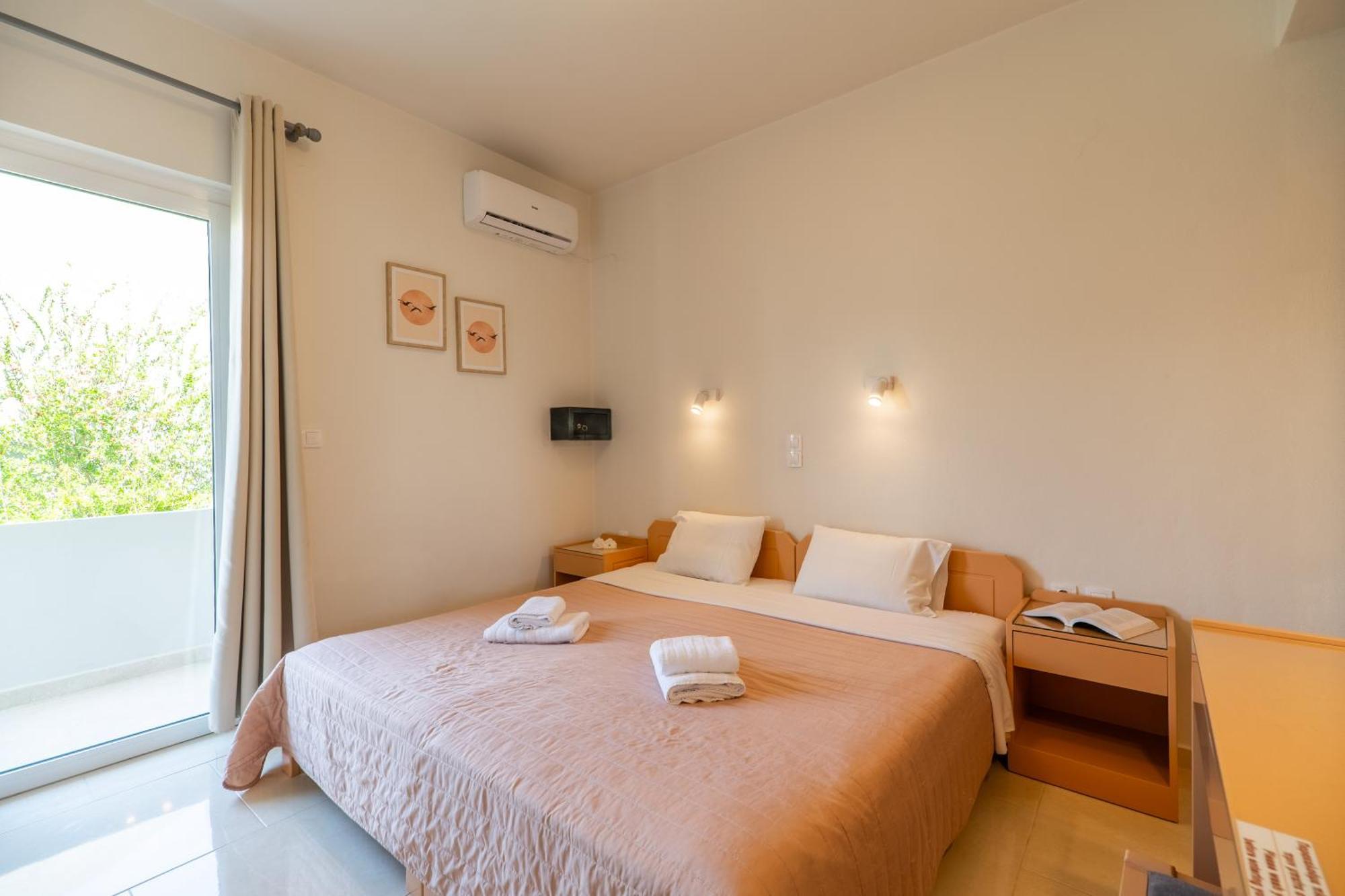 Manos Beachside Apartments Agia Marina Camera foto