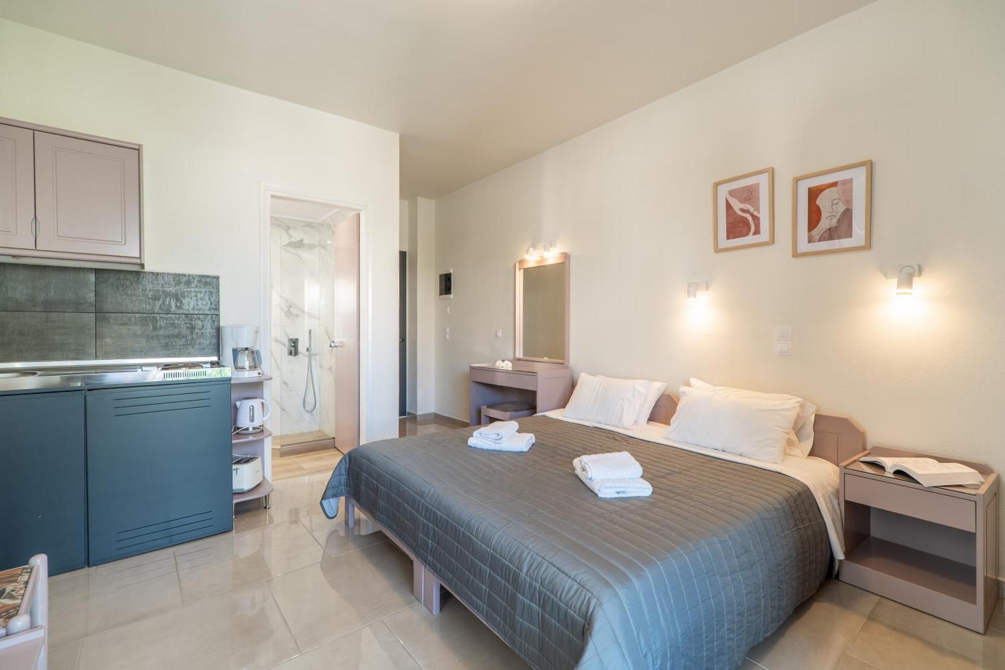 Manos Beachside Apartments Agia Marina Esterno foto