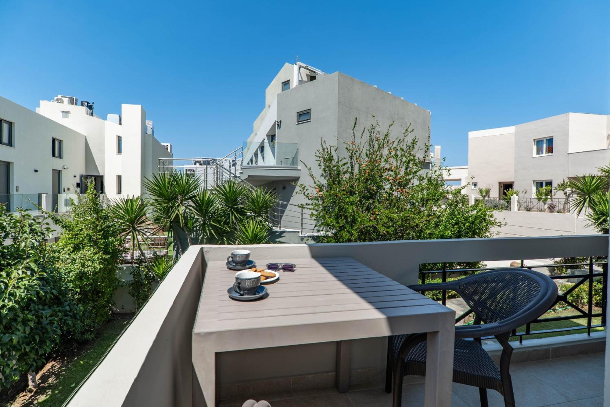 Manos Beachside Apartments Agia Marina Esterno foto