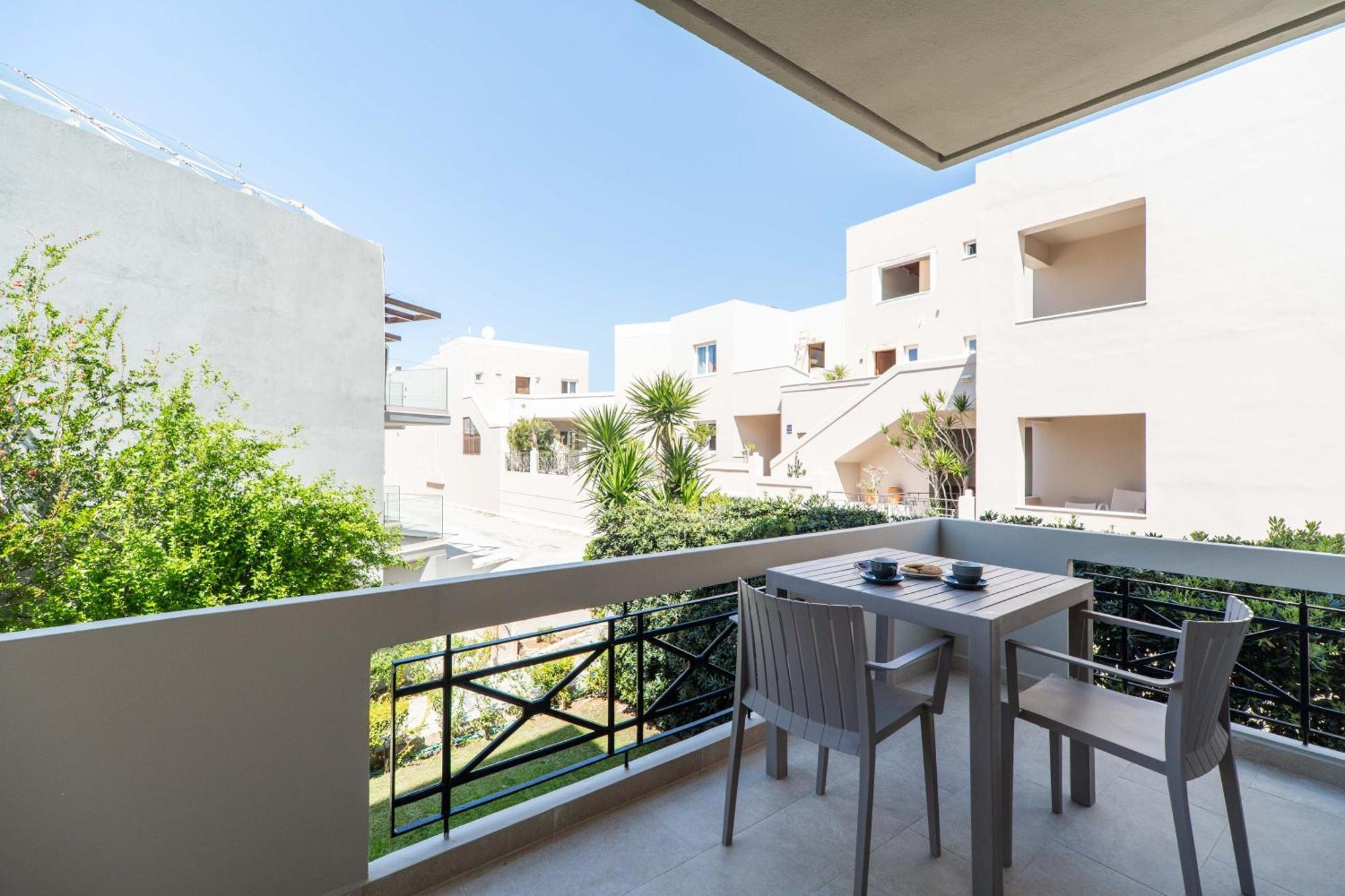 Manos Beachside Apartments Agia Marina Esterno foto