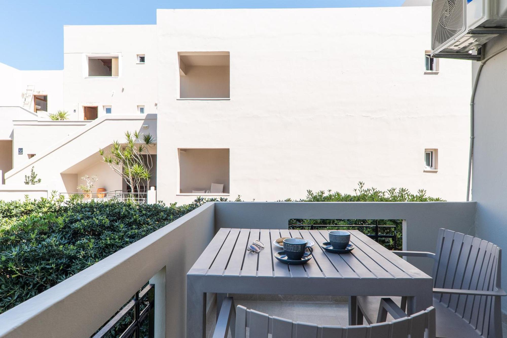 Manos Beachside Apartments Agia Marina Esterno foto